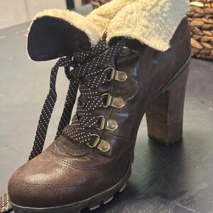 Chic Brown Heeled Boots with Plush Lining